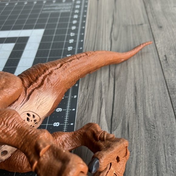 Jurassic World Dinosaur Thrash 'N Throw Tyrannosaurus Rex Figure - Picture 7 of 7